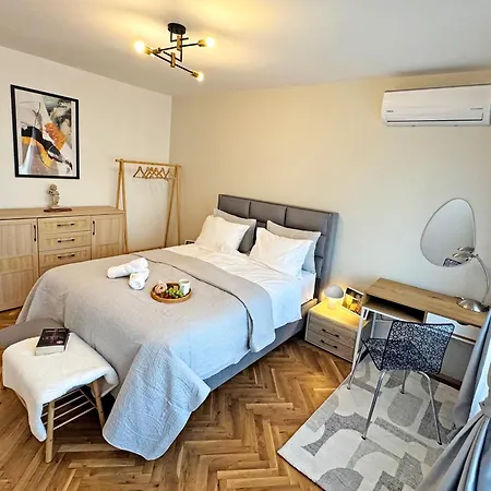 Aura Apartment *